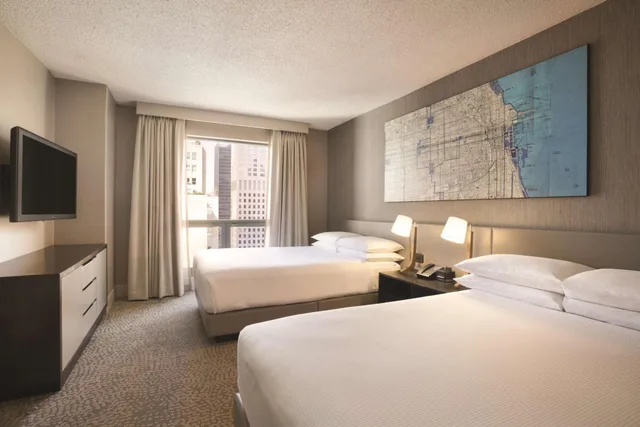 جناح بسريرين مزدوجين بغرفة نوم واحدة مع أريكة، Hilton Chicago Magnificent Mile Suites 2/4