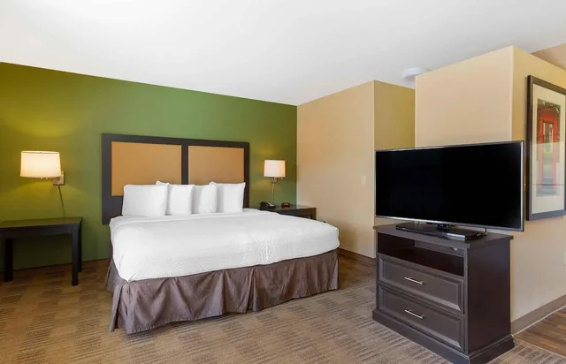 Deluxe, Studio, King Bed, Sofa, Accessible, Extended Stay America Select Suites Phoenix Airport E Oak St 3/6