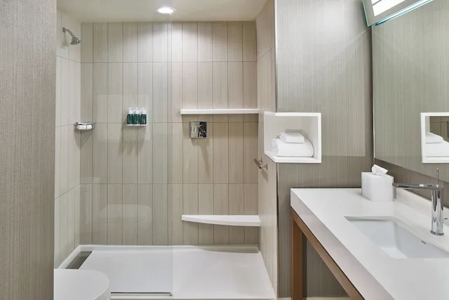 غرفة بسرير كينج، Courtyard by Marriott Baltimore Downtown/McHenry Row 4/4