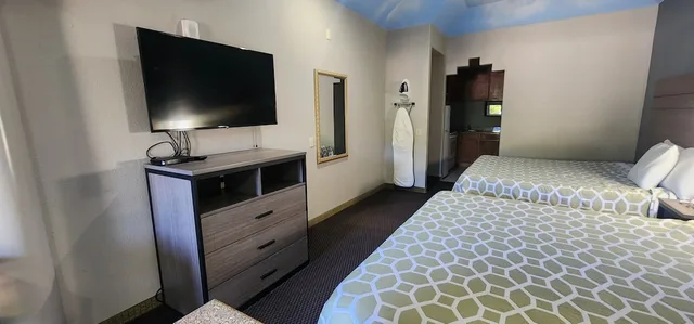 غرفة بسريرين كينج للمدخنين بمطبخ صغير، Regency Inn & Suites By Capital O Houston IAH Airport 6/10