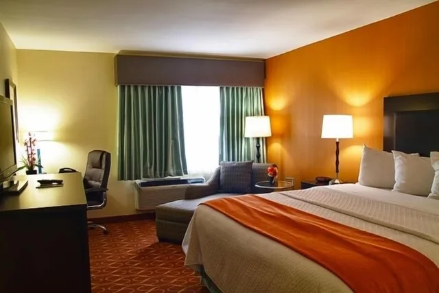 غرفة بسرير كينج لذوي الإعاقة، Lux Hotel and Spa, Trademark Collection by Wyndham 1/2