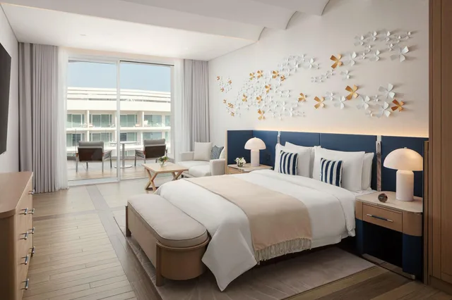 غرفة ديلوكس بسرير مزدوج بإطلالة على المسبح، The St. Regis Al Mouj Muscat Resort 1/6