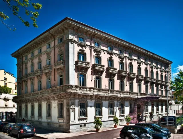 غرفة بزنس، Chateau Monfort 1/1