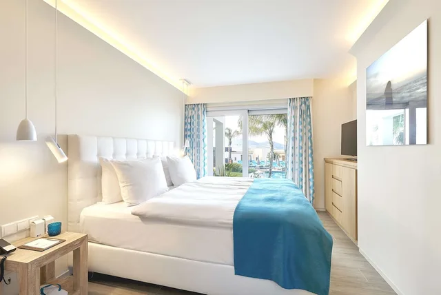 Lagoon, Suite, King Bed, Family Area، 7Pines Resort Ibiza 1/3