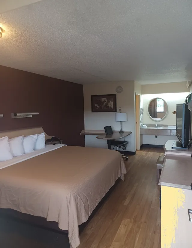 غرفة سوبيريور بسرير كينج، Red Oak Inn Detroit - Southfield 2/4