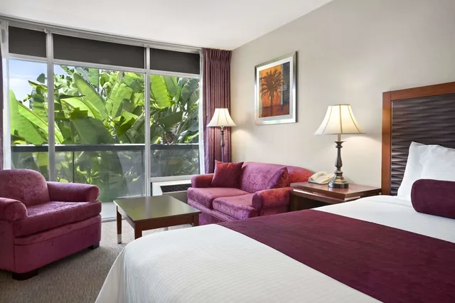 غرفة بسرير كينج بإطلالة على الفناء، Ramada By Wyndham Sunnyvale/Silicon Valley 3/4