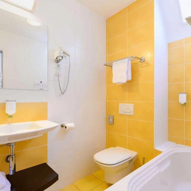 Room, Quintuple، The Originals Hotel La Marebaudiere 7/7