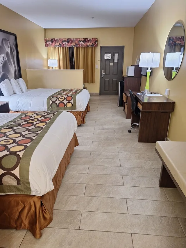 غرفة بسريرين كوين مع أريكة لذوي الإعاقة، Super 8 by Wyndham Weslaco 10/10
