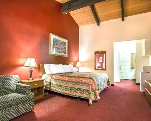 Room, King Bed, Rodeway Inn Fallbrook Downtown 2/3