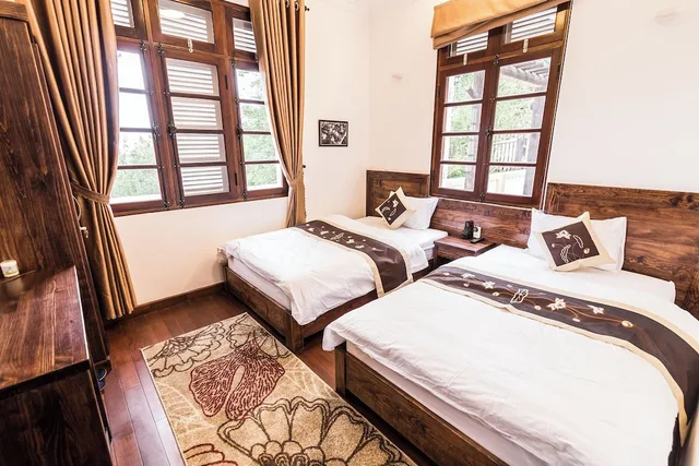 غرفة بسريرين منفصلين بحمام خاص، Dragon Dalat Villa 2/4