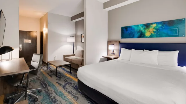 استوديو بسرير كينج مع أريكة بمنطقة جلوس، Best Western Plus Augusta North Inn & Suites 2/3