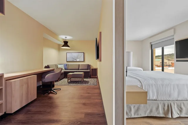 جناح بسريرين كوين بغرفة نوم واحدة مع أريكة لذوي الإعاقة، Hyatt Place Rapid City / Downtown 2/3