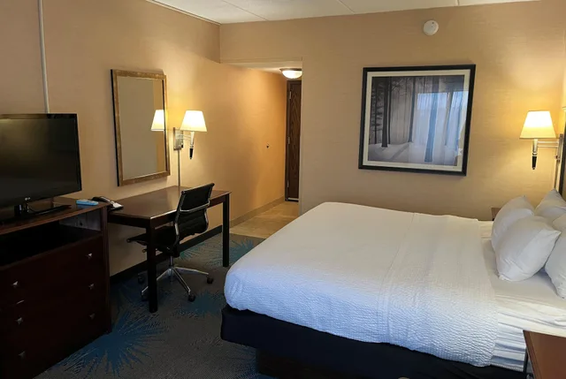 غرفة بسرير مزدوج بإطلالة على البحيرة، Days Inn by Wyndham Duluth Lakewalk 4/4