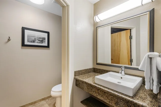 غرفة قياسية بسريرين كوين بإطلالة على النهر بشرفة، Best Western Plus Riverfront Hotel And Suites 7/10