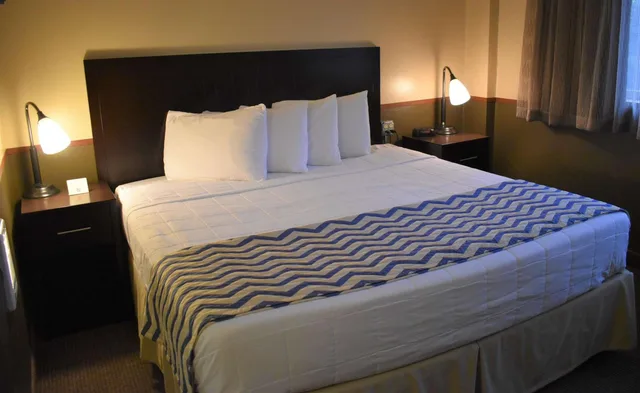 غرفة بسرير كينج في الطابق الأرضي، Hotel Portland City Center 2/2
