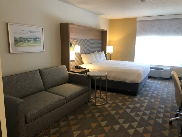 غرفة قياسية بسرير كينج مع أريكة، Holiday Inn Cleveland 1/5