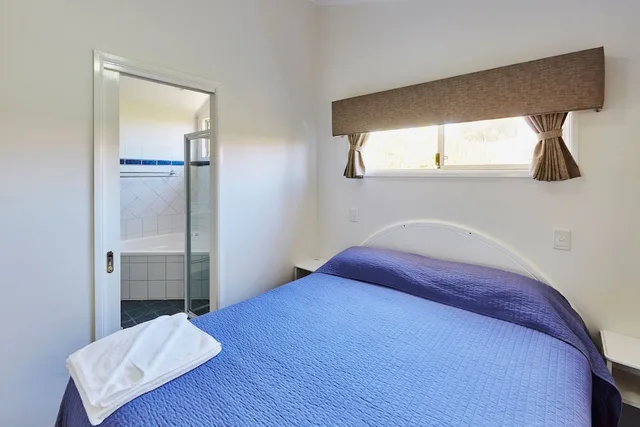 2 Bedrooms, Spa, Deluxe, Villa, 1 Queen and 1 Bunk Bed، Big4 Beachlands Holiday Park 1/2