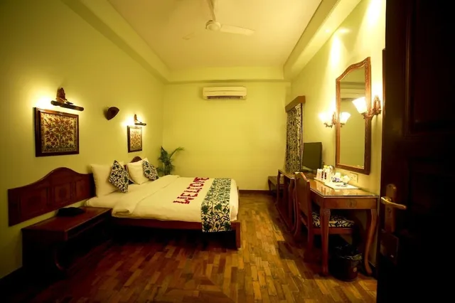 Deluxe, Queen Bed, PALACE ON GANGES 2/10