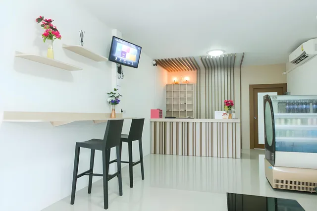 غرفة بسريرين منفصلين بحمام خاص، Cheaper Room 2/2