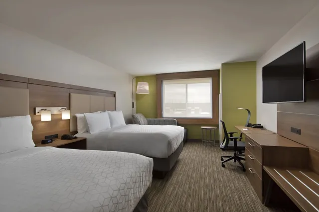 Standard, Double Bed, Holiday Inn Express Suites Portland Airport Cascade Stn 3/7