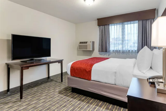 غرفة بسرير كوين لذوي الإعاقة، Comfort Inn and Suites Tigard near Washington Square 1/3