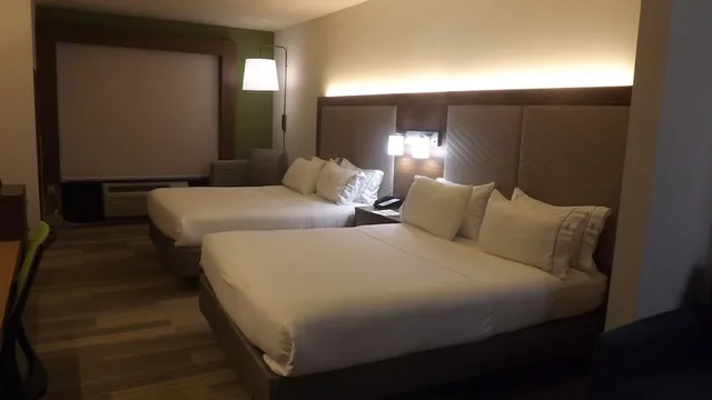جناح بسرير كينج بحوض جاكوزي، Holiday Inn Express Hotel Suites Dyersburg 1/3