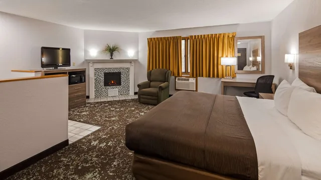 جناح بسرير كينج بحوض جاكوزي، Ramada by Wyndham Cedar Rapids South 1/3