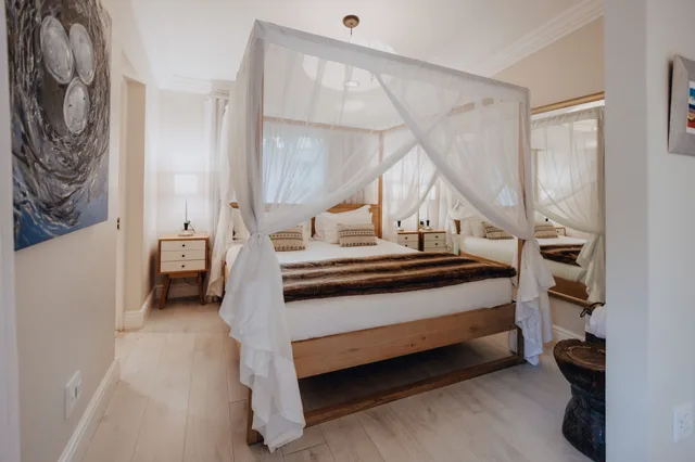 Hideaway, Nature, Queen Bed, Spanish Farm Guest Lodge 3/8