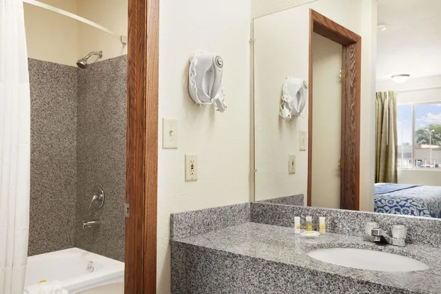 جناح استوديو بسرير كينج، Days Inn by Wyndham Champaign Urbana 3/3