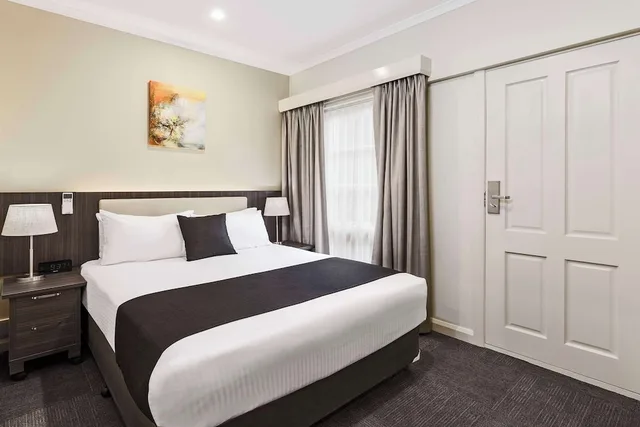 Superior, Studio, Queen Bed, Quality Hotel Melbourne Airport 3/5