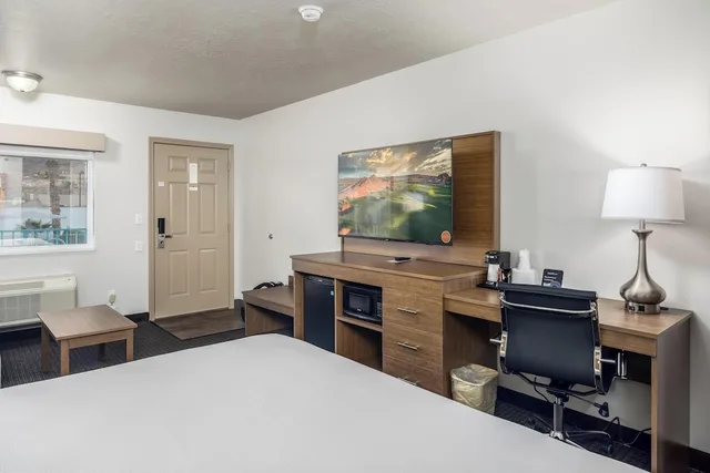 غرفة قياسية بسرير كينج مع أريكة، St George Inn Suites 7/10