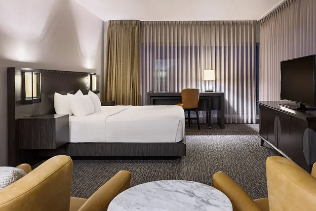 1 Bedroom, Tower, Suite, King Bed، The Southlake Hotel 6/10