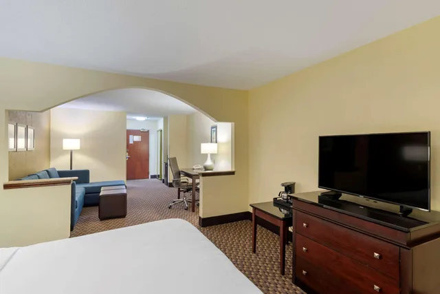 جناح، Comfort Suites Milledgeville 5/7