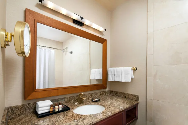 غرفة كلوب بسرير كينج، SHERATON LA JOLLA HOTEL 4/8