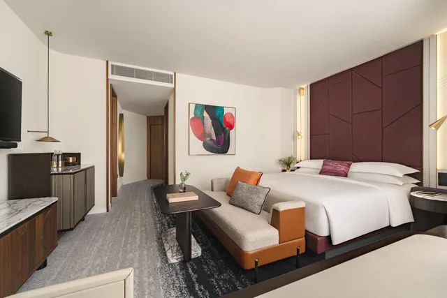 جناح استوديو ركني بسرير كينج بحوض استحمام، Kimpton Naluria Kuala Lumpur 1/6