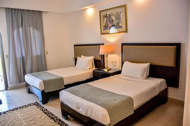 غرفة بسريرين منفصلين بإطلالة على المسبح، Desert View Hotel 6/7