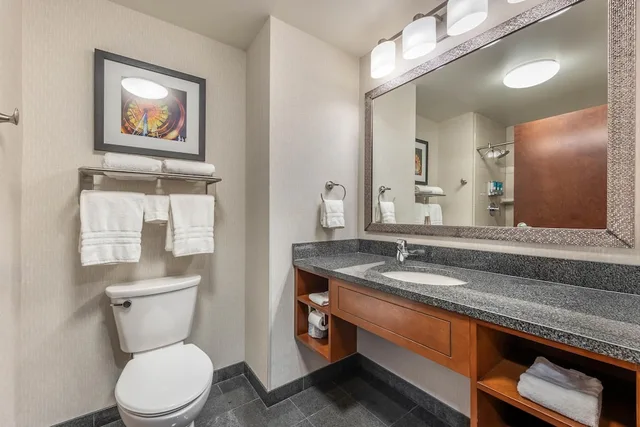 جناح بسريرين كوين بغرفتين مع أريكة لذوي الإعاقة، Drury Plaza Hotel Columbia East 3/3