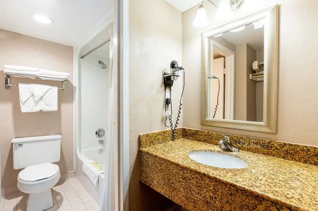 غرفة ديلوكس بسريرين مزدوجين بمطبخ صغير، Sundial Inn 3/4