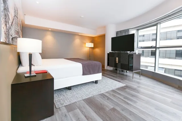 Suite, King Bed, Corner, DoubleTree by Hilton Buenos Aires 2/2