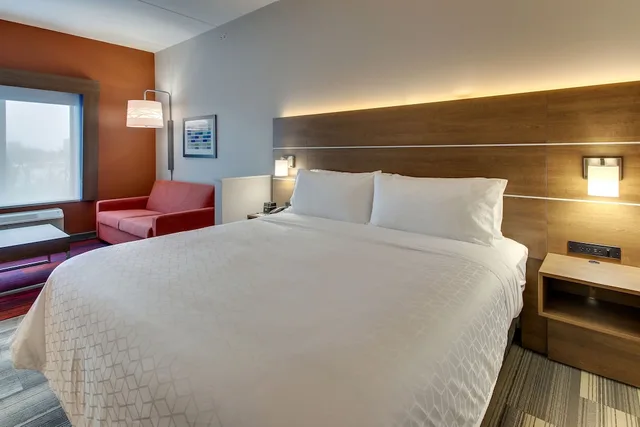 جناح بسرير كينج بغرفة نوم واحدة بمنطقة جلوس، Holiday Inn Express & Suites Nashville Metrocenter Downtown 2/6
