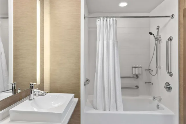 جناح بسرير كينج لذوي الإعاقة، Cambria Hotels Plano Frisco 5/7