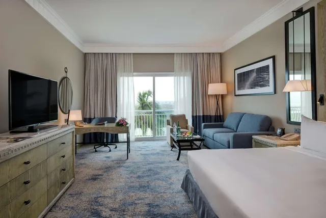 غرفة سوبيريور بسرير كينج بإطلالة جزئية على البحر، Hilton Salalah Resort 3/6