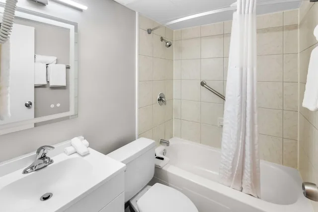 غرفة بسريرين مزدوجين، Days Inn by Wyndham Columbus East Airport 7/7