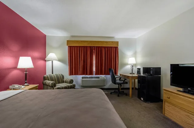 غرفة قياسية بسرير كينج، Rodeway Inn Hesston, KS 3/9