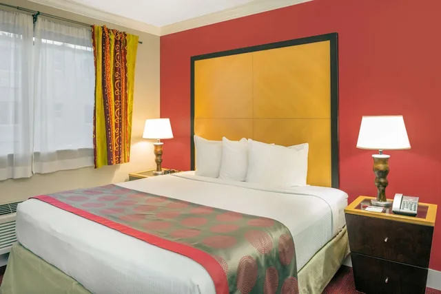 غرفة بسرير كينج لذوي الإعاقة، Ramada By Wyndham Miami Springs/Miami International Airport 1/2