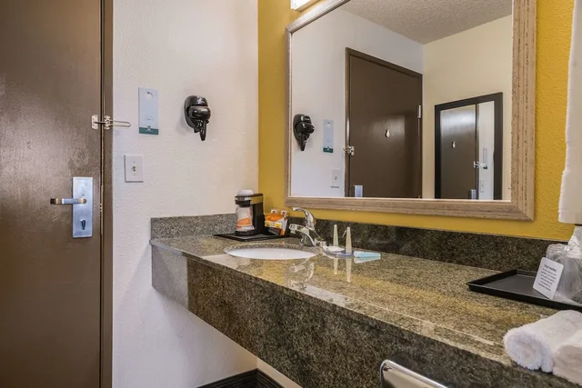 غرفة قياسية بسرير كوين، Quality Inn & Suites Silverdale Bangor-Keyport 10/10