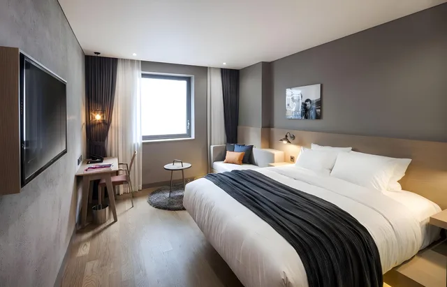 غرفة متصلة بسرير كوين وسريرين منفصلين، HOTEL 28 MYEONGDONG 2/2