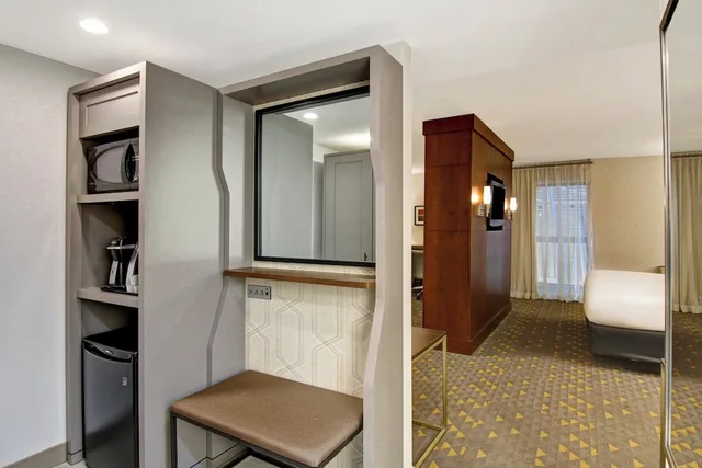 جناح بسرير كينج مع أريكة بمنطقة جلوس، Holiday Inn Oakville Centre 6/6