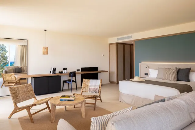 غرفة جونيور ثلاثية بسرير كوين مع أريكة، Atzavara Hotel & Spa 1/4