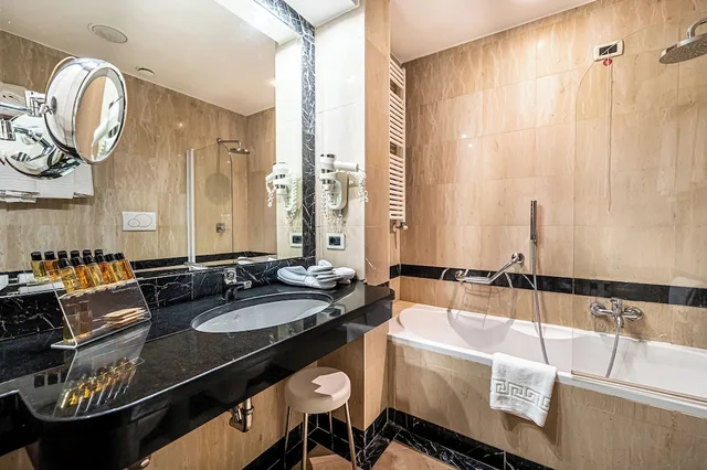 Room, Quadruple, Double and Twin Beds, Pet Friendly, Cardinal Hotel St Peter 2/2